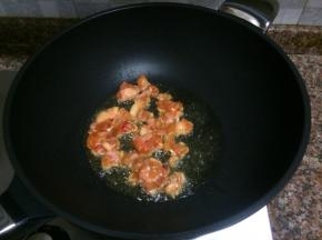 放入鸡肉翻炒变色。