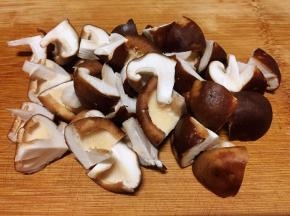香菇切块。