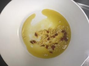 锅烧热油，放入大蒜和干辣椒爆香