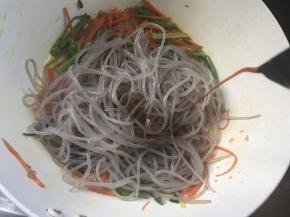 调入盐和生抽炒匀入味