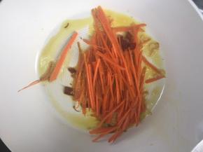 加入胡萝卜丝炒至断生