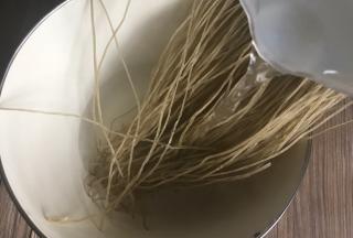 提前用开水将粉条泡软，用剪刀剪成适合的段