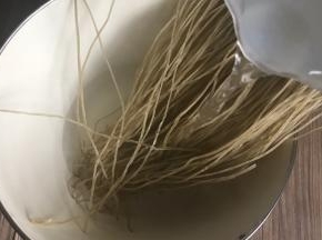 提前用开水将粉条泡软，用剪刀剪成适合的段