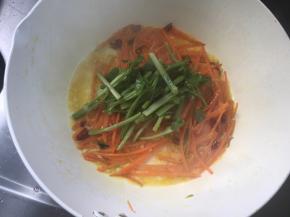 加入芹菜炒断生