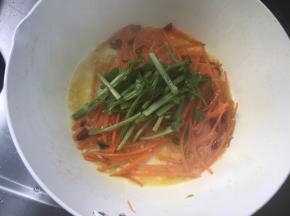 加入芹菜炒断生