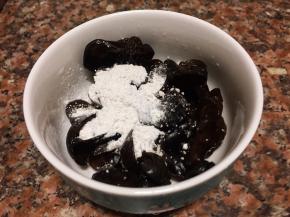 泡发的黑木耳加入适量淀粉搓洗干净。