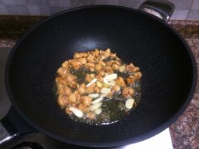 放入生姜大蒜片翻炒出香味。