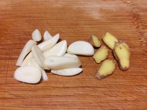 大蒜、生姜切片。