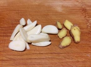大蒜、生姜切片。