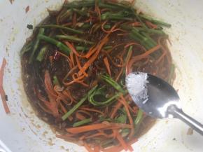 调入味精，炒匀即可