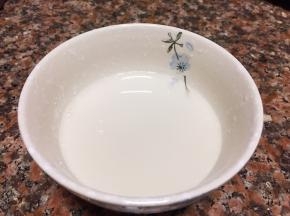 取碗加入一勺淀粉、半碗清水拌匀。