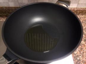 热锅倒油烧至八成热。