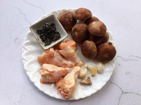 准备材料如图。（黑木耳需提前1小时泡发）