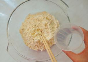 温水，一点一点逐渐倒入面粉中央(面粉中间扒个窝)。