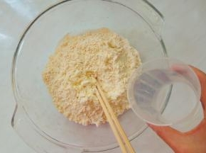 温水，一点一点逐渐倒入面粉中央(面粉中间扒个窝)。