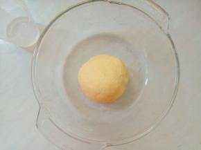 揉成光滑面团，盖盖子，放置一边饧发。