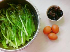 准备馅料。小白菜洗净，木耳提前泡发。