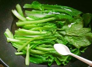 开水焯烫小白菜片刻，水里加少许盐。