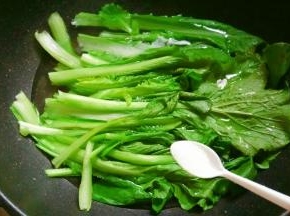 开水焯烫小白菜片刻，水里加少许盐。