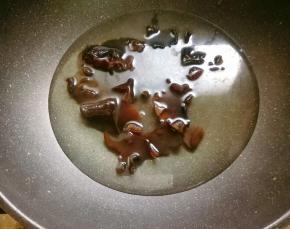 小白菜捞出控水，接着焯木耳。