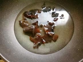 小白菜捞出控水，接着焯木耳。