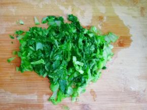 小白菜稍攥一下水分，切碎。