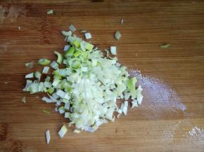 大葱洗净，切成葱花。
