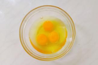 鸡蛋磕开，加盐。