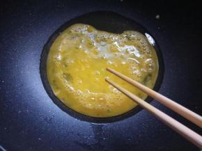 凉锅凉油，下打散的蛋液。