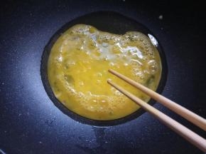 凉锅凉油，下打散的蛋液。