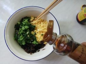 馅料混合，放入香油。
