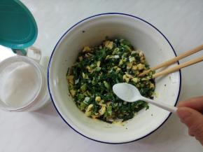 加盐调和咸味。