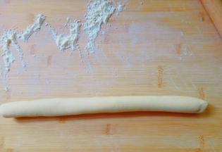 面团饧好，搓成长条。