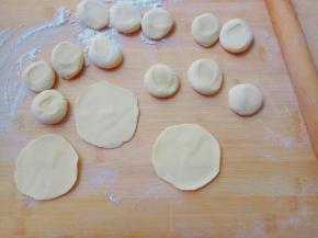 按扁，擀成圆片。