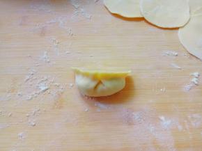 先对折，再捏合两边。