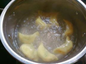 水开下锅煮饺子，不易煮的时间过长。