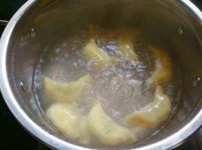 水开下锅煮饺子，不易煮的时间过长。