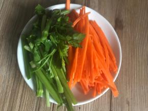 芹菜洗净切段，胡萝卜洗净去皮切丝，备用