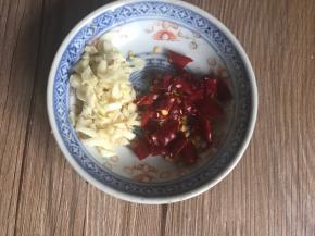 干辣椒和大蒜洗净切碎，备用