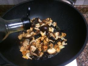 倒入适量生抽翻炒均匀。