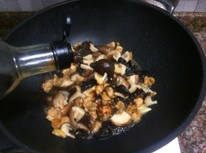 倒入适量生抽翻炒均匀。