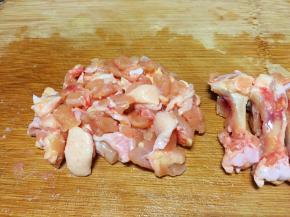 将鸡肉从骨头上剔下来，切成小块。