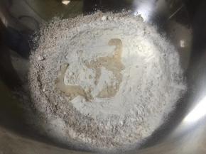 酵母用适量温水泡化倒入面粉中
