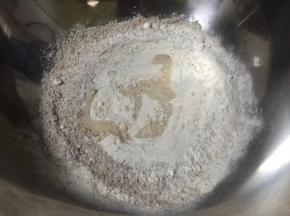 酵母用适量温水泡化倒入面粉中