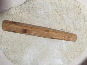 面团轻揉排气，用擀面杖擀成薄片