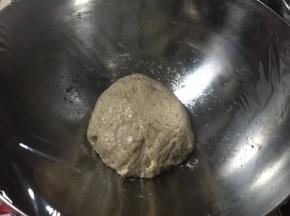 准备一个大盆壁面刷上一层橄榄油，将揉搓好的面团放入大盆里，盖上保鲜膜静置发酵40分钟左右，发酵至2.5倍大