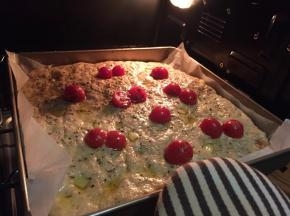发酵好的薄饼送入烤箱，上下层预热190度烤制20分钟