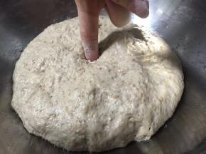 用手指蘸上面粉戳一下