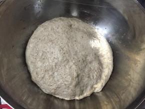 面团发酵至2.5倍大，