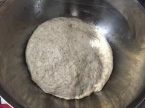 面团发酵至2.5倍大，